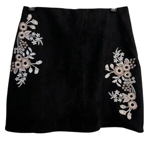 Jun & Ivy Black Mini Skirt M Floral Embroidered Faux Suede Boho‎ Y2K